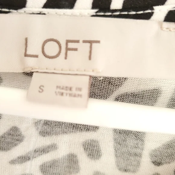 NEW Loft Animal Print Mixed Media V-neck Top - Picture 12 of 13